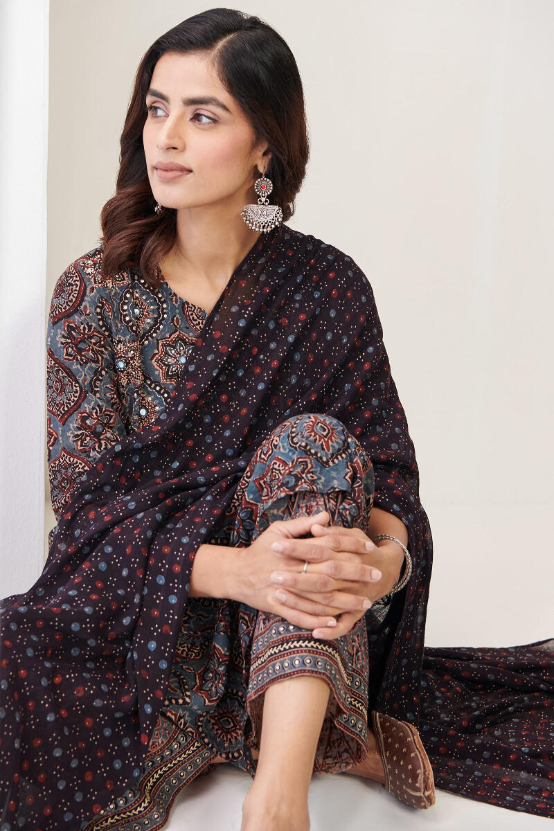 Sehra Rumaisa Ajrak Kurta