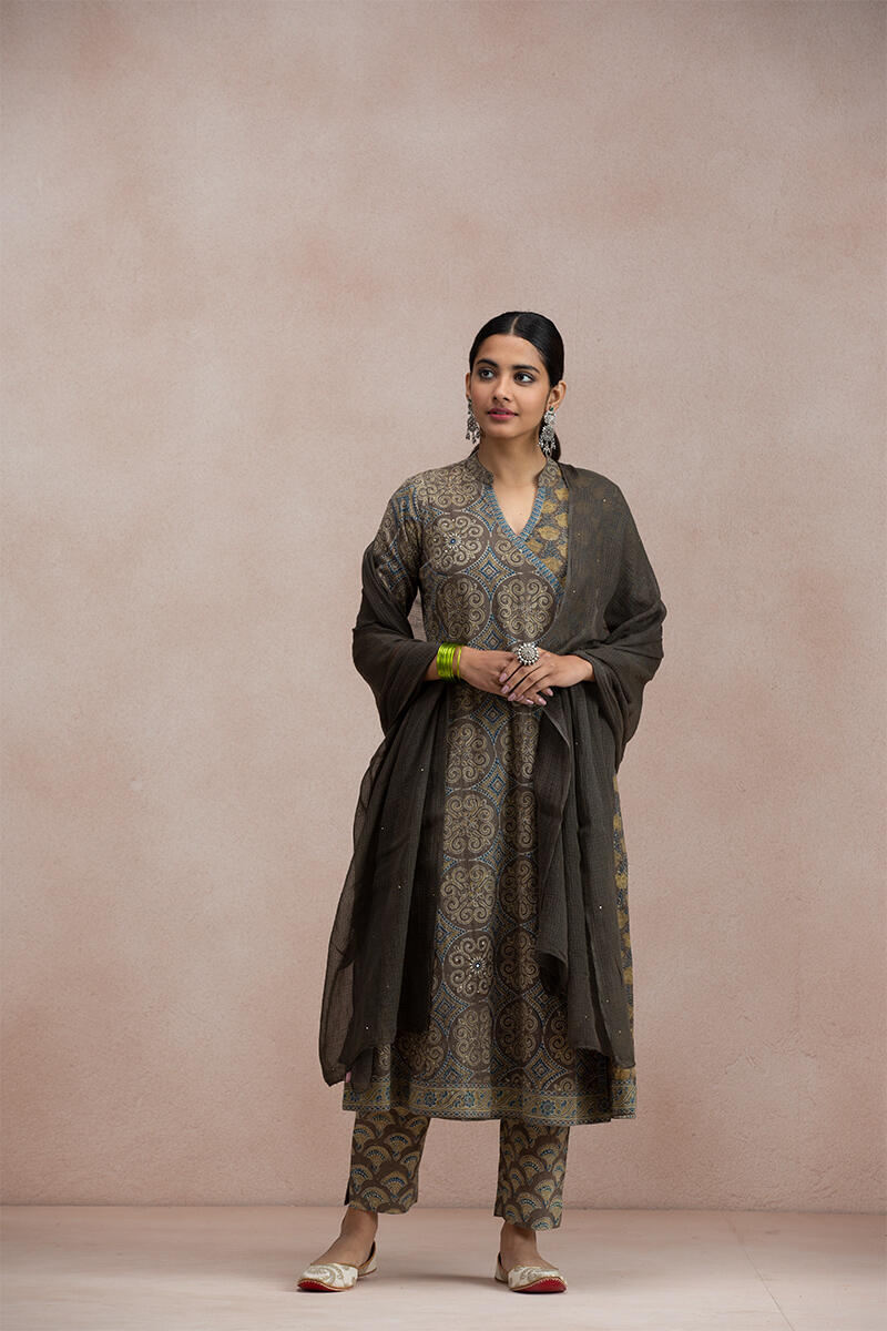 Rehnuma Kiara Ajrak Kurta