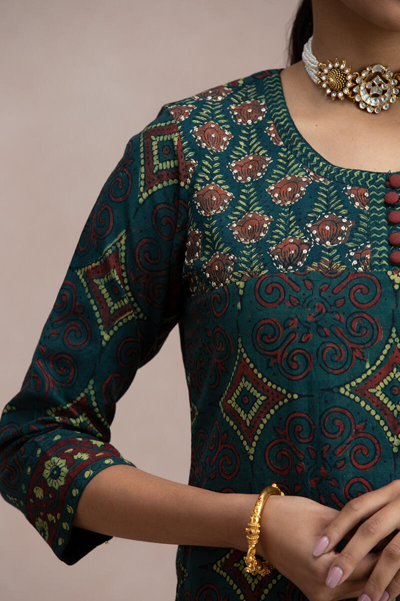 Rehnuma Nisha Ajrak Kurta