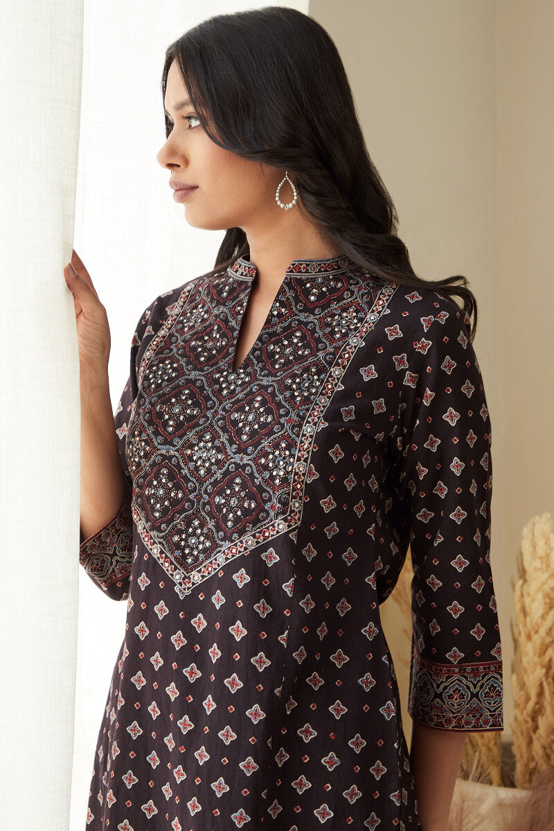 Sehra Nadia Ajrak Kurta
