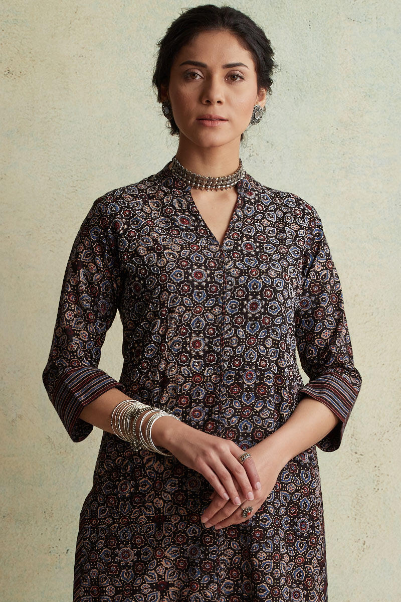 Mahroush Nikhat Ajrak Kurta