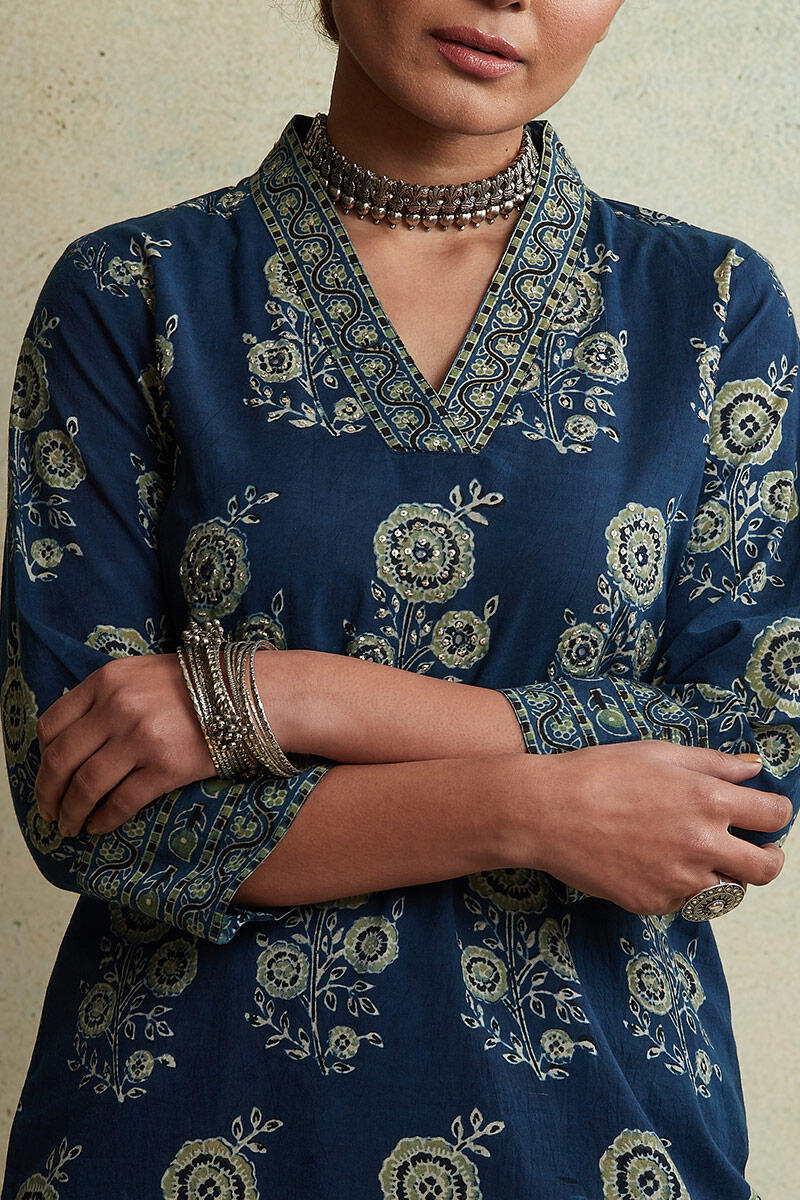 Mahroush Rosana Ajrak Kurta