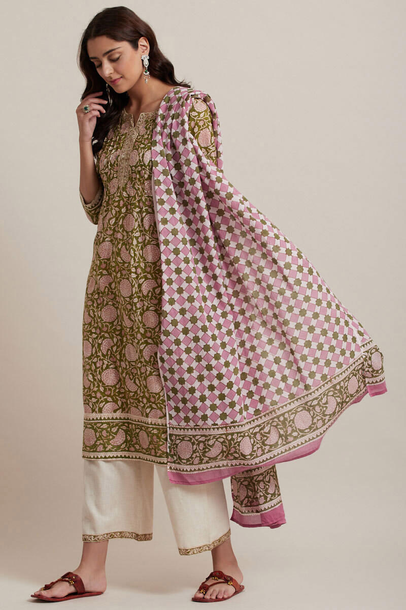 Nazm Zaira Kurta