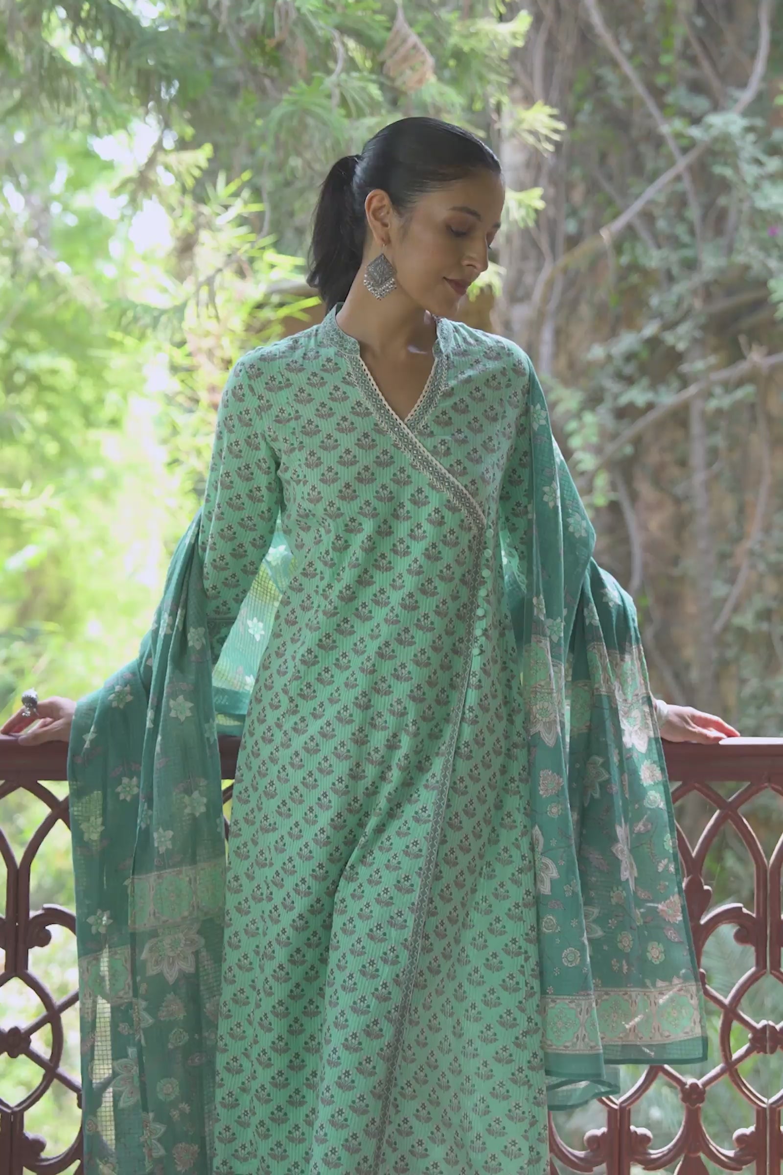Nazmin Angrakha Kurta